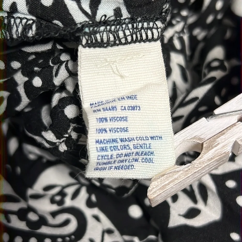 AMERICAN EAGLE MEDIUM B&W PAISLEY MINI SKIRT - Picture 5 of 5